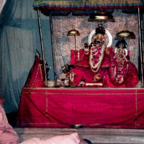 Radhanath Swami in Radha Gopinath Temple Jaipur 283x283 Radhanath Swami Special Moments