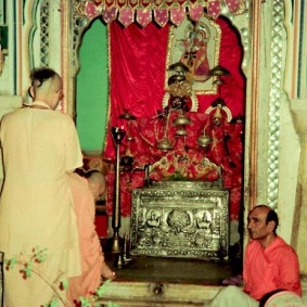 Radhanath Swami in Radha Gopinath Temple Jaipur 90050013 283x283 Radhanath Swami Praying to Lord