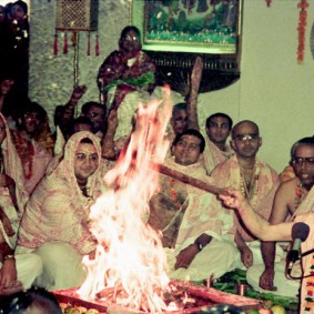 Radhanath Swami performing Fire Sacrifice 283x283 Radhanath Swami During Initiation Ceremony