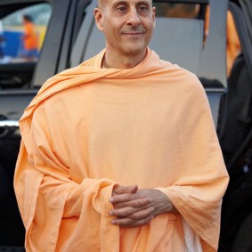 maharaj in moscow 4 new 283x283 Radhanath Swami In Moscow