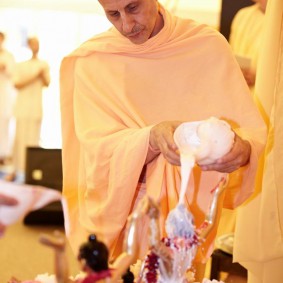 maharaj in moscow 9 new 283x283 Radhanath Swami In Moscow