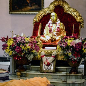 HH Radhanath Swami offering Obesciences to Prabhupada 595051186 Radhanath Swami 283x283 Radhanath Swami In New Dwarka, USA