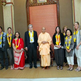 Radhanath Swami with Harvard University Students DSC 7820 Radhanath Swami 283x283 Harvard students Visiting Radhanath Swami