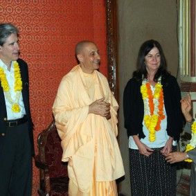 Radhanath Swami in ISKCON Chowpatty DSC 7835 Radhanath Swami 283x283 Harvard students Visiting Radhanath Swami