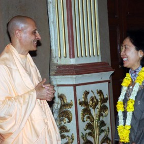 Radhanath Swami with Student of Harvard DSC 7837 Radhanath Swami 283x283 Harvard students Visiting Radhanath Swami