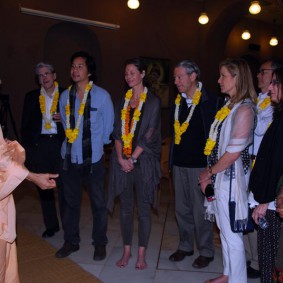 Radhanath Maharaj talking with Students of Harvard DSC 7844 Radhanath Swami 283x283 Harvard students Visiting Radhanath Swami