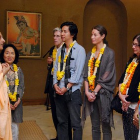 Radhanath Swami Maharaj DSC 7847 Radhanath Swami 283x283 Harvard students Visiting Radhanath Swami