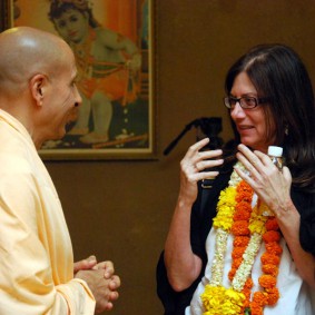 Radhanath Swami Talking with student of Harvard DSC 7851 Radhanath Swami 283x283 Harvard students Visiting Radhanath Swami