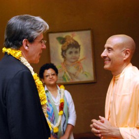 Radhanath Swami Maharaj DSC 7855 Radhanath Swami 283x283 Harvard students Visiting Radhanath Swami