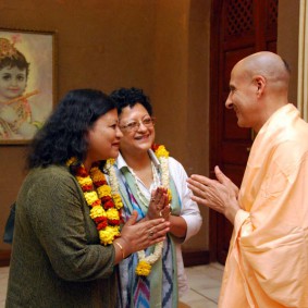 Harvard University students meeting HH Radhanath Swami DSC 7857 Radhanath Swami 283x283 Harvard students Visiting Radhanath Swami