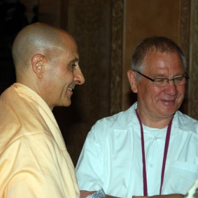 Swami Radhanath DSC 7876 Radhanath Swami 283x283 Harvard students Visiting Radhanath Swami