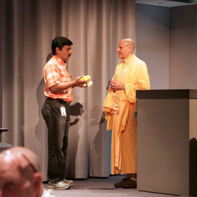 Radhanath Swami with Employee of Apple Inc. IMG 1991 Radhanath Swami 283x283 Radhanath Swami At Apple Inc.