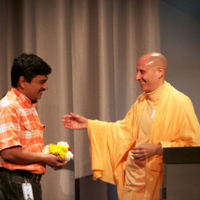 Radhanath Swami in USA IMG 1992 Radhanath Swami 283x283 Radhanath Swami At Apple Inc.