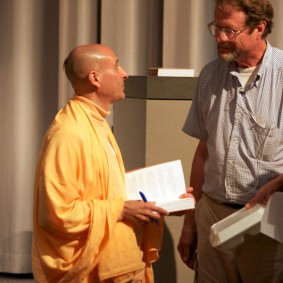 Radhanath Swami signing his book The journey home IMG 1997 Radhanath Swami 283x283 Radhanath Swami At Apple Inc.