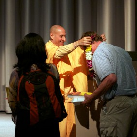 Swami Radhanath IMG 2004 Radhanath Swami 283x283 Radhanath Swami At Apple Inc.