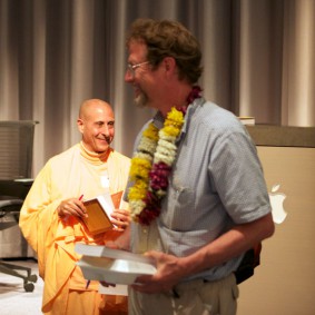 Radhanath Swami IMG 2007 Radhanath Swami 283x283 Radhanath Swami At Apple Inc.