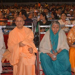 Radhanath Swami with sindhutai sakpal