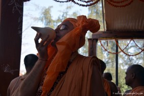 Bhakti vidyapurna Swami blowing conchshell