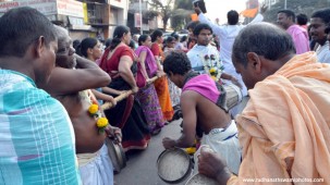 Devotee pulling rath during ghatkopar rath yatra