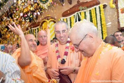 Radhanath Swami, Niranjana Swami, Indradyumna Swami and Giriraj Swami at ISKCON Chowpatty