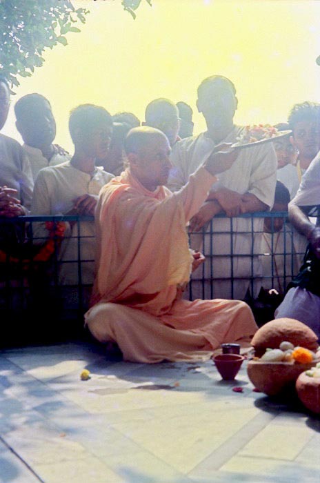 Radhanath Swami doing Aarti