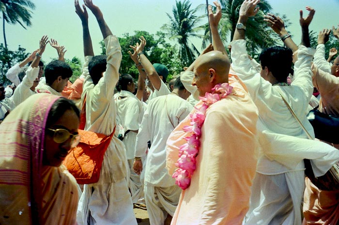 Radhanath Swami dances with Devotees