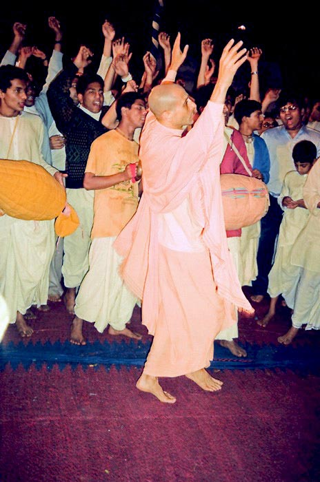 Dancing Kirtan by HH Radhanath Swami
