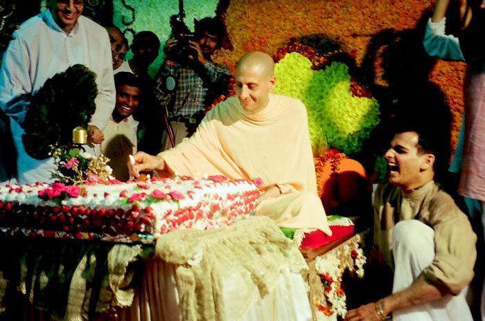 Radhanath Swami cuts Cake