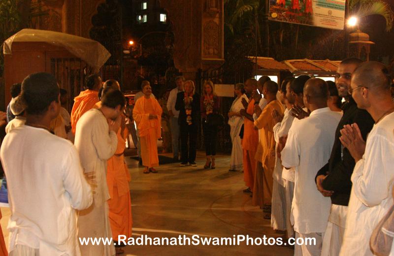 Devotees Welcoming HH Radhanath Swami