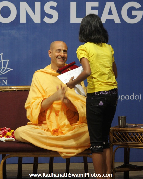 Radhanath Swami distributes prize to participants