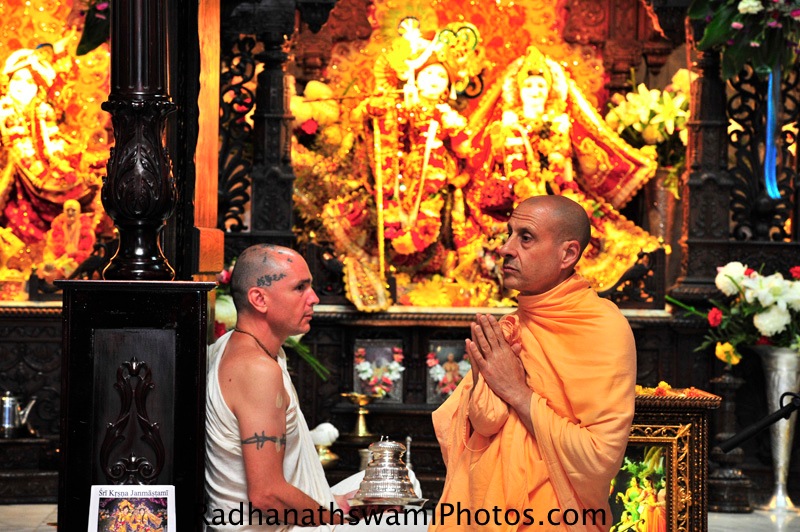 Radhanath Swami praying to Srila Prabhupada