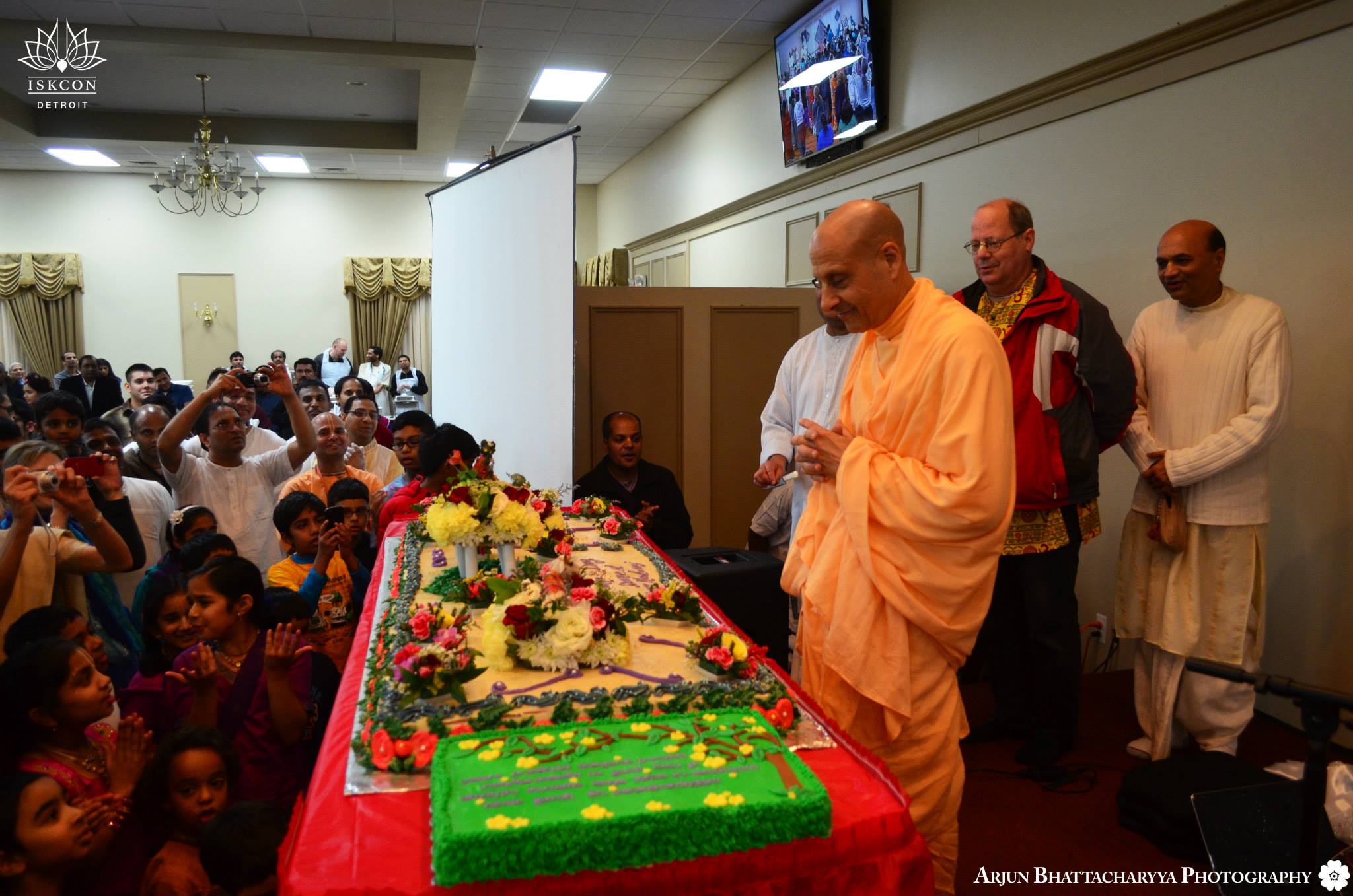 Radhanath Swami cake cuting celibration