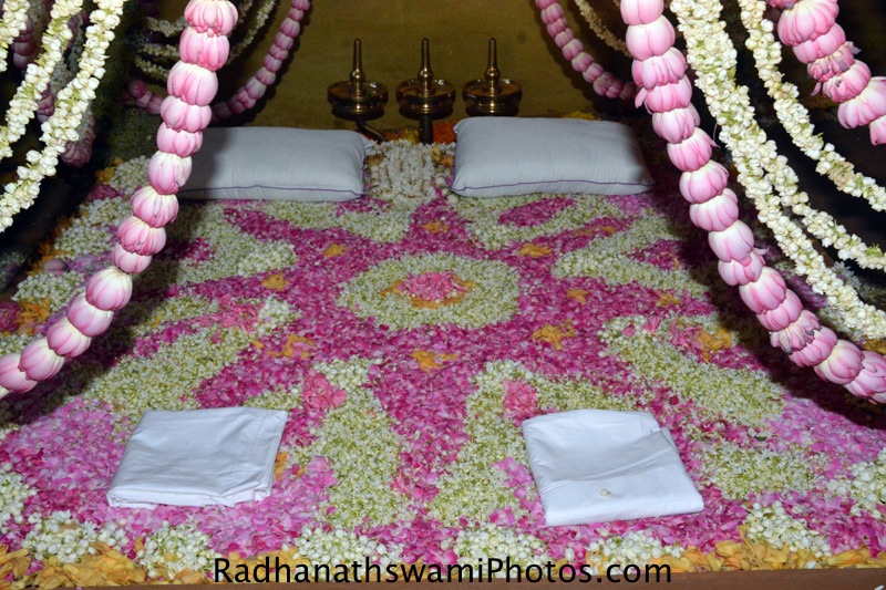 Bed for Radha Vrindavanvihariji