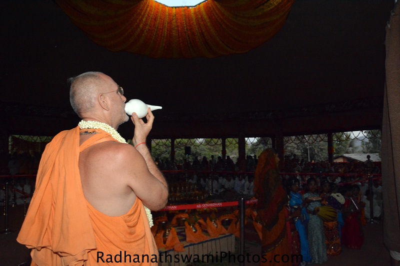 Bhakti vidyapurna Swami initiating the deity installation