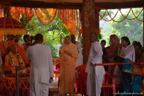 Radhanath Swami praying to Srila prabhupada