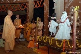 Radhanath Swami worships deities of Radha Vrindavanbihariji
