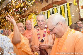 Radhanath Swami, Niranjan Swami, Indradyumna Swami and Giriraj Swami throwing flower petals