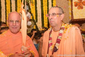 Radhanath Swami, Niranjan Swami, Indradyumna Swami and Giriraj Swami throwing flower petals