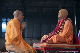 Radhanath Swami praying to Srila prabhupada