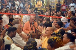 Indradyumna Swami leading kirtan during pushya Abhishek festival