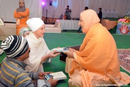 Radhanath Swami gives his book