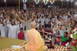 Kirtan by Radhanath Swami during udupi yatra