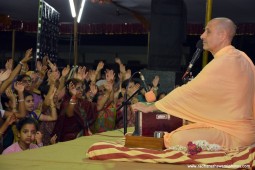 Kirtan by Radhanath Swami during udupi yatra