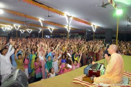 Kirtan by Radhanath Swami during udupi yatra