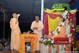 Radhanath Swami doing arati to srila prabhupada